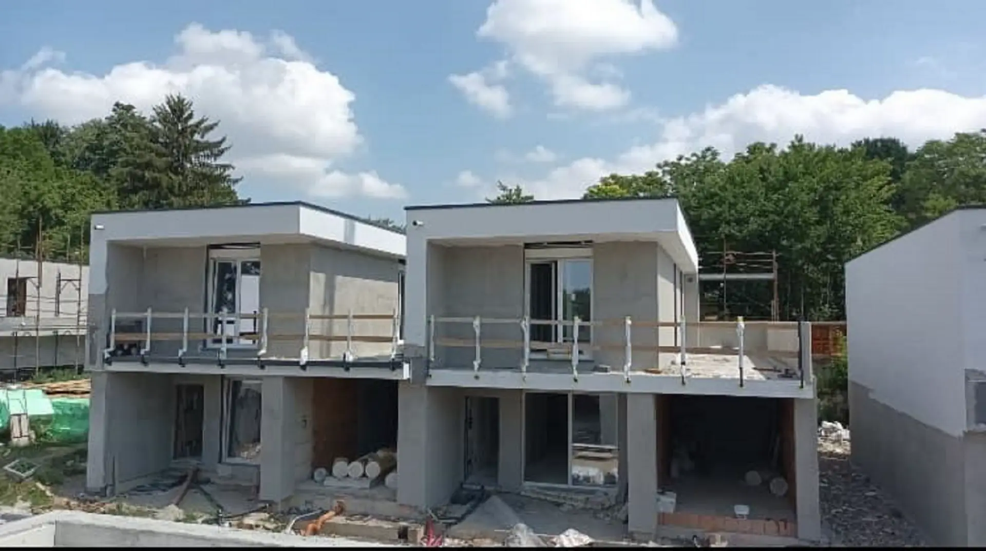 Due case nuove in costruzione, struttura grezza in calcestruzzo