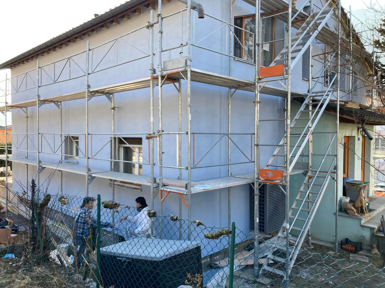 Facciata in lavorazione con ponteggio e pannelli isolanti