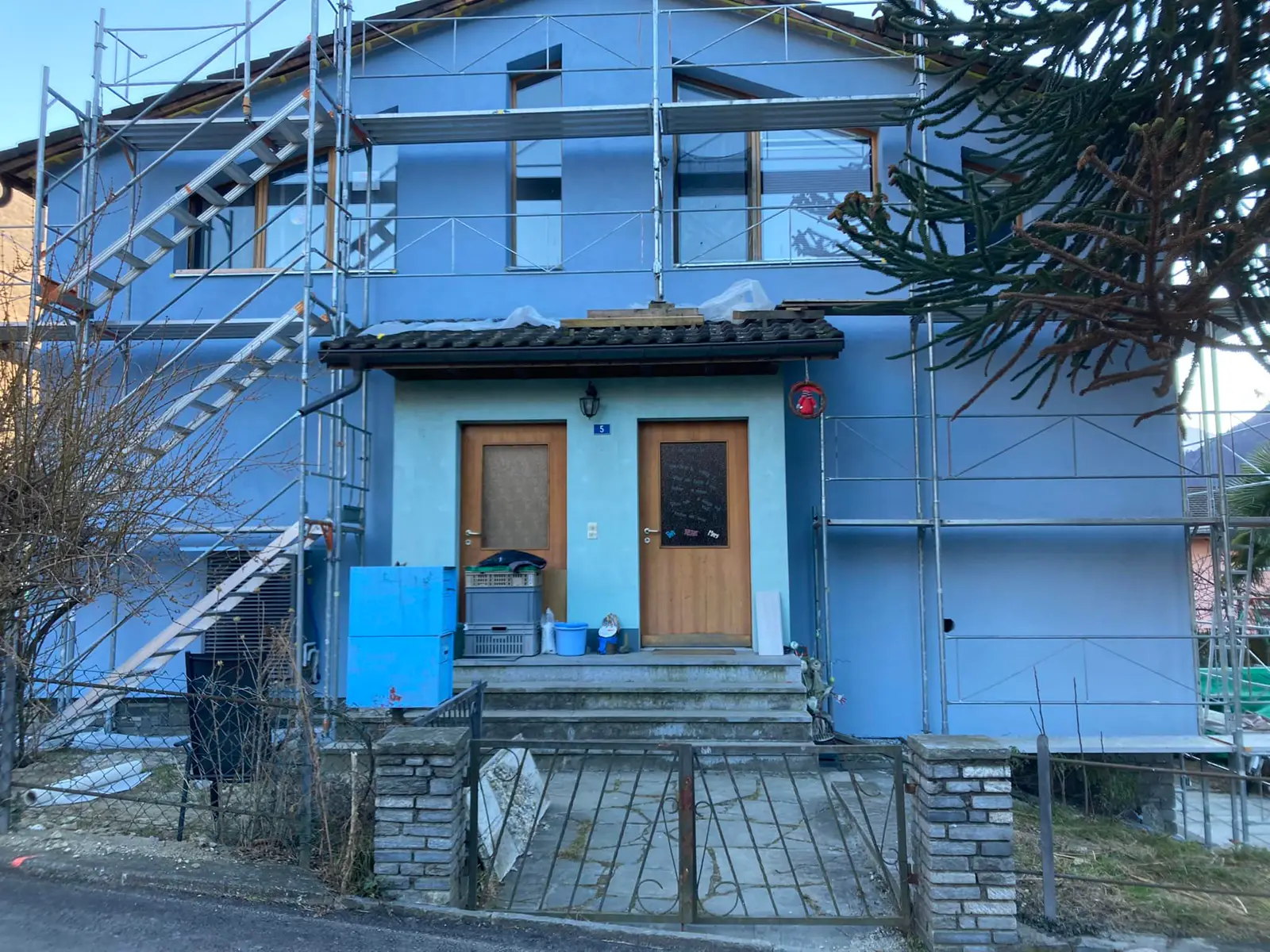 Casa con ponteggio sulla facciata