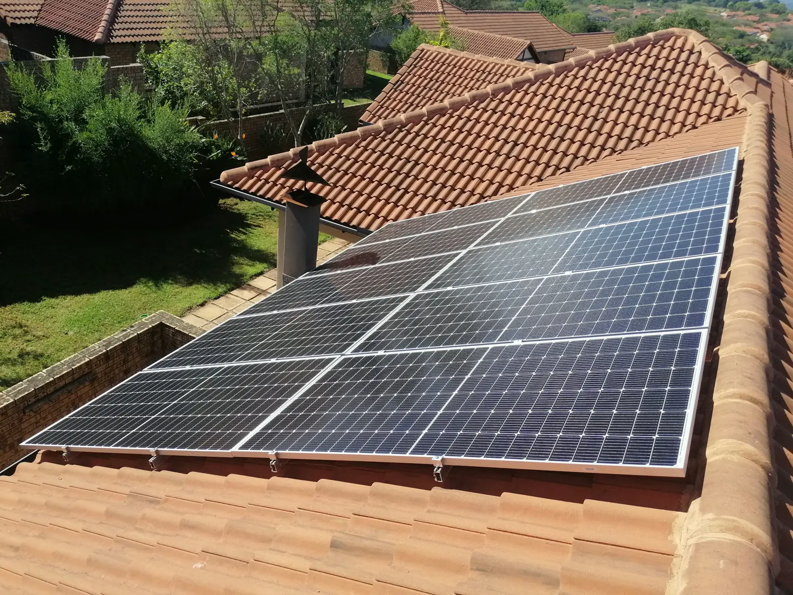 Pannelli fotovoltaici su un tetto in coppi (foto illustrativa)