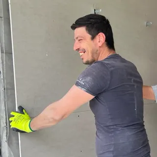 Christian Natale al lavoro su una parete